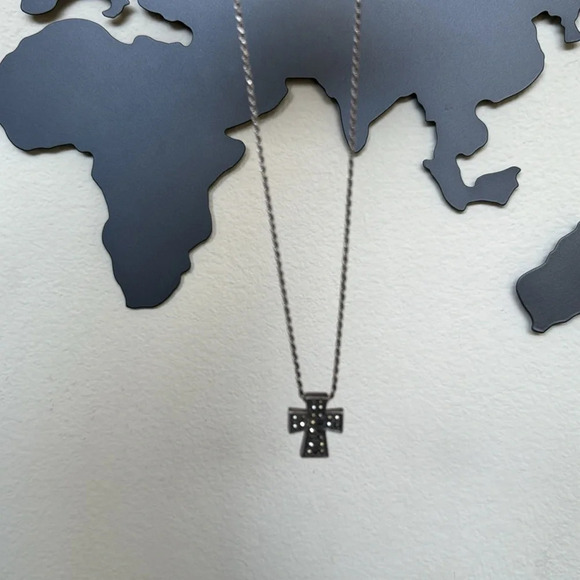 Sterling silver chain and cross necklace - Picture 7 of 7